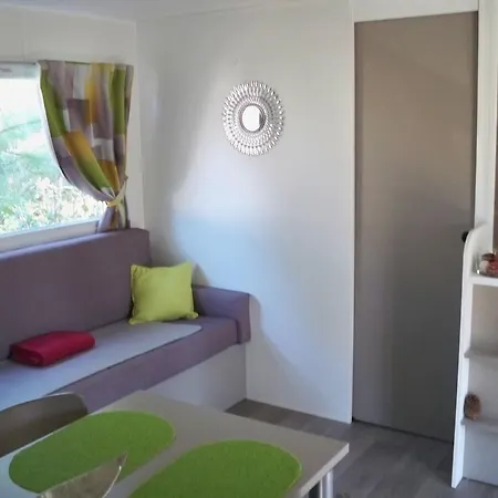 Location Mobil A مكان تخييم 4*